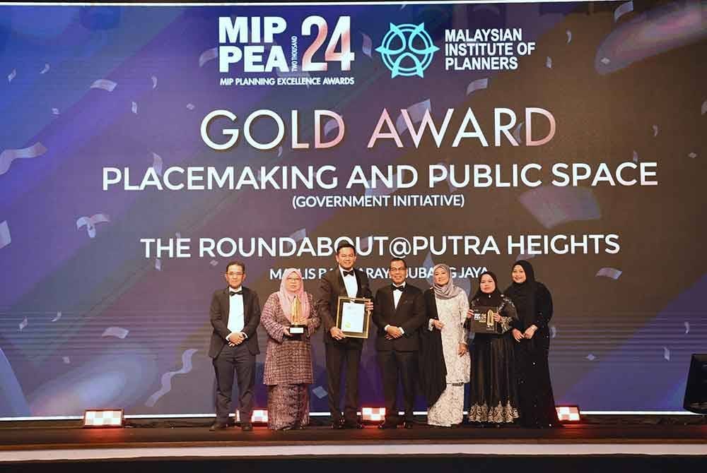 MBSJ menerima anugerah emas bagi projek The Roundabout@Putra Heights.