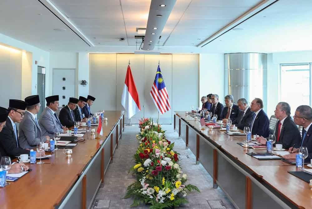 Anwar (tiga, kanan) bertukar pandangan mengenai kerjasama dua hala bersama Presiden Indonesia Prabowo Subianto (empat, kiri) di Menara Berkembar Petronas hari ini bersempena lawatan negara Prabowo ke Malaysia. Foto Bernama