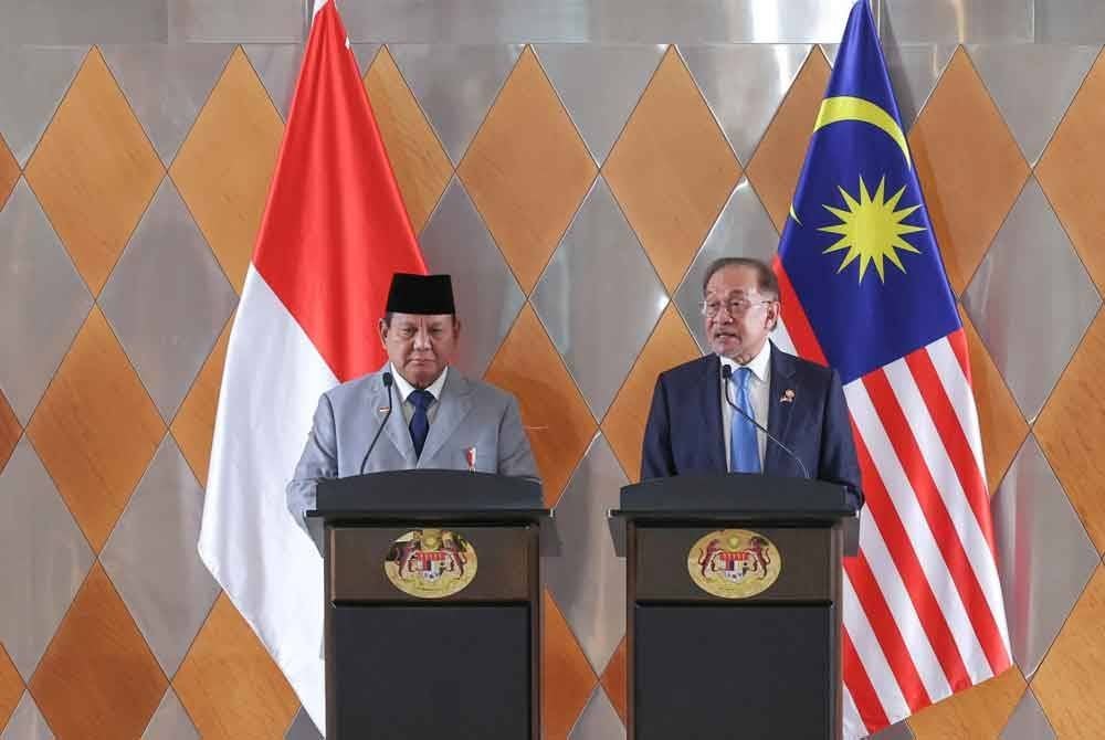 Anwar (kanan) ketika sidang media bersama Presiden Indonesia Prabowo Subianto di Menara Berkembar Petronas pada Isnin.