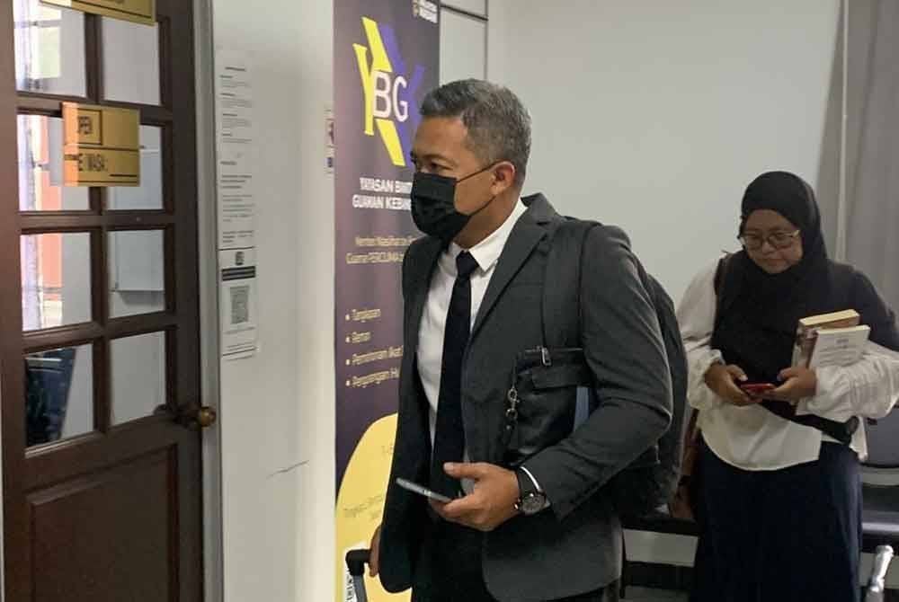 Zairulnizam (depan) didakwa di Mahkamah Sesyen Johor Bahru pada Khamis.