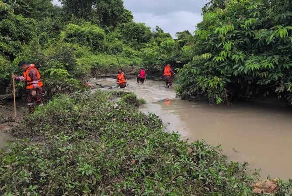 Operasi mencari dan menyelamat kanak-kanak lelaki yang dkhuatiri lemas selepas dipercayai terjatuh ke dalam longkang ketika mahu mengambil selipar di Taman Kota Jaya, Kota Tinggi pada Isnin.- Foto JBPM