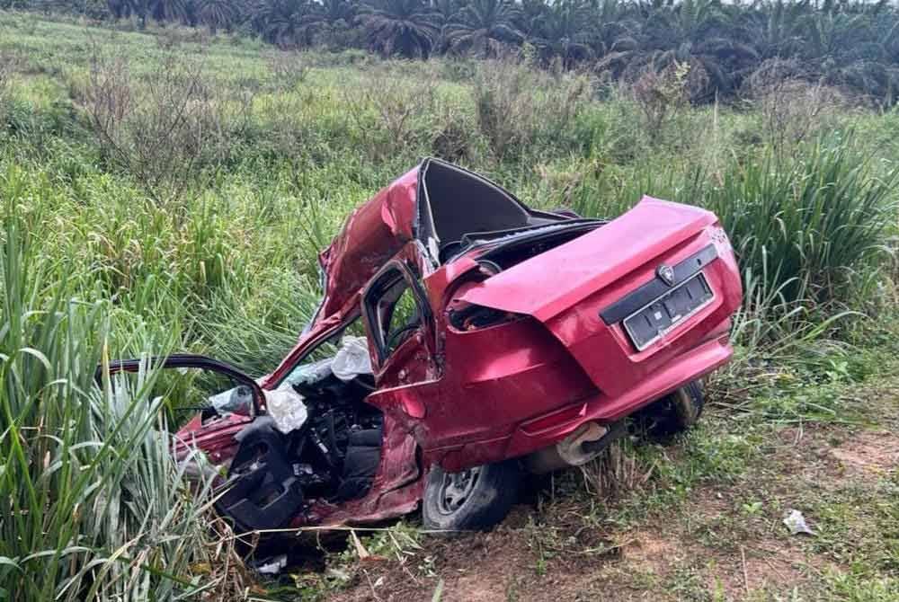 Keadaan kereta yang terbabit nahas dengan sebuah treler di Jalan Batu Pahat-Mersing, Kluang pada Isnin.- Foto IPD Kluang