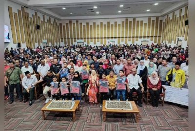 Wan Azizah (tengah) bergambar bersama penerima sumbangan pada Program Kembali Ke Sekolah dan Penyerahan Sumbangan Khas Kepada PIBG Sekolah-sekolah di Parlimen Bandar Tun Razak bagi Tahun 2025 bertempat di Pusat Latihan DBKL pada Ahad. - Foto Bernama