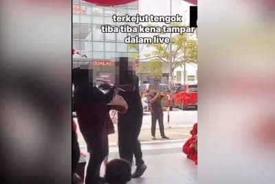 Video tular memaparkan tindakan seorang lelaki menampar isterinya di sebuah pusat beli-belah.