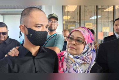 Along Cham (kiri) berada di samping ibunya, tidak dapat menahan air mata selepas dilepaskan tanpa dibebaskan atas satu pertuduhan memiliki dadah jenis kanabis pada Disember tahun lalu.