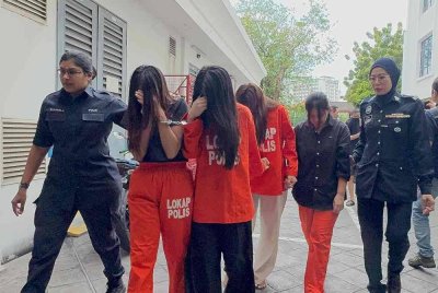 Empat wanita termasuk seorang warga Thailand dituduh bermain judi secara terbuka di sebuah rumah bersama sembilan lelaki pada 25 Januari lalu.