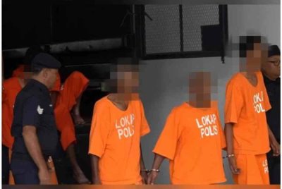 Lima lelaki disambung reman selama tujuh hari lagi bagi membantu siasatan kes kematian warga emas dan anak angkatnya yang ditemukan rentung di dalam sebuah rumah di Tongkang Yard pada Selasa lalu.