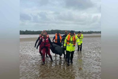 Pasukan penyelamat membantu mengangkat mayat mangsa yang dijumpai terdampar di beting pasir kira-kira dua kilometer dari lokasi terjatuh.Foto Polis Rompin