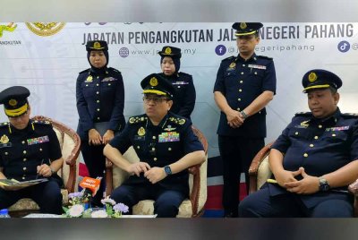 Aedy Fadly (duduk, tengah) pada sidang akhbar sempena lawatan kerja ke ibu pejabat JPJ Pahang, Indera Mahkota di sini pada Isnin.