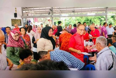 Wan Rosdy menyerahkan sumbangan kepada penerima terlibat sempena majlis tersebut pada Isnin.
