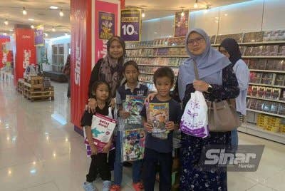 Farah (kiri) bersama tiga anak dan kakaknya di Jualan Gudang Karangkraf 2025.