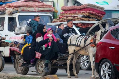 Rakyat Palestin dalam perjalanan pulang ke utara Gaza pada Isnin. Foto AFP