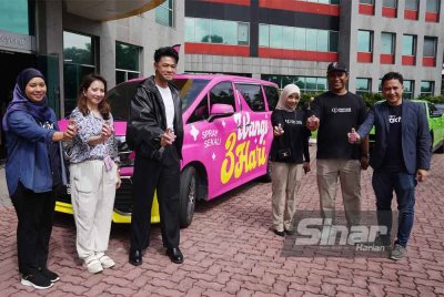 Syamil Fahim (kanan) dan Nur Afiqah (tiga dari kanan) ketika Majlis Pelancaran Program Kongsi Kasih Musim ke-4 di Astro Bukit Jalil, di sini, pada Isnin. FOTO SINAR HARIAN/ ROSLI TALIB