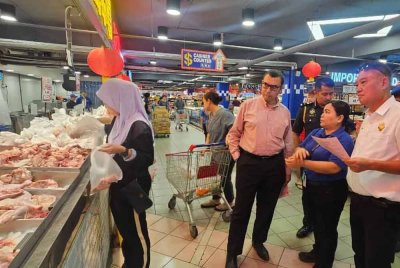 Shahril Nizam (tiga dari kanan) ketika memantau harga barang semasa melakukan tinjauan di sebuah pasar raya di Kota Kinabalu.