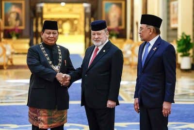 Sultan berkenan mengurniakan Darjah Kerabat Johor Yang Amat Dihormati I kepada Presiden Indonesia Prabowo Subianto (kiri) ketika menerima menghadap Prabowo di Dewan Seri Maharaja, Istana Negara pada Isinin.
Turut mengiringi Perdana Menteri Datuk Seri Anwar Ibrahim (kanan). Foto Bernama
