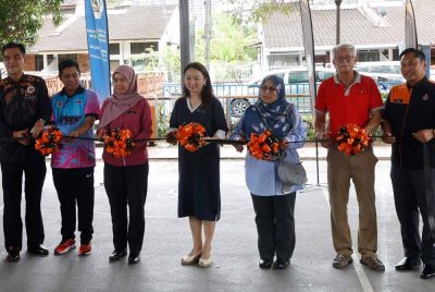 Hannah (tengah) melakukan gimik Sesi Penyerahan Projek NaikTaraf Kemudahan Sukan Wilayah Persekutuan Kuala Lumpur: Gelanggang Bola Keranjang di Taman Bukit Maluri, pada Isnin. Foto Bernama