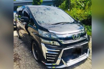 Sebuah Toyota Alphard disita JPJ kerana menggunakan nombor plat palsu. Foto: JPJ Selangor