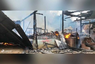 Keadaan rumah yang hangus dalam kebakaran di Kampung Peltah Pangkal Melerek pada Isnin.