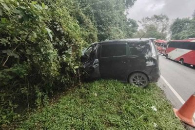 MPV yang dipandu lelaki berusia 56 tahun rosak teruk akibat kemalangan di KM 104 Jalan Kota Bharu-Gua Musang pada Isnin. Foto: Polis
