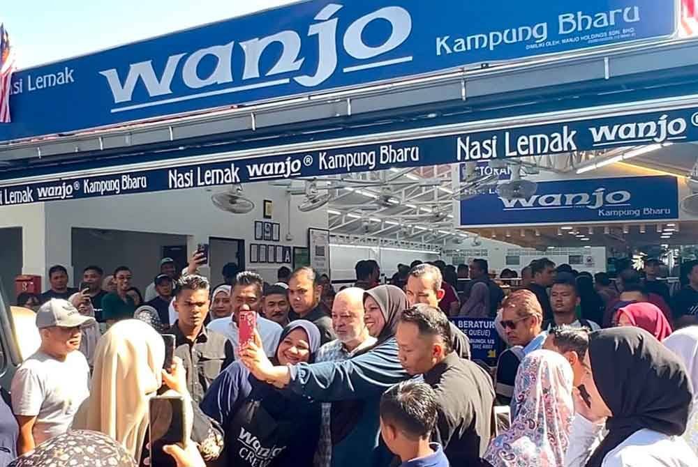 Sultan Ibrahim mencemar duli untuk beramah mesra dengan pelanggan hadir ke Restoran Nasi Lemak Wanjo Kampung Bharu, Kuala Lumpur.