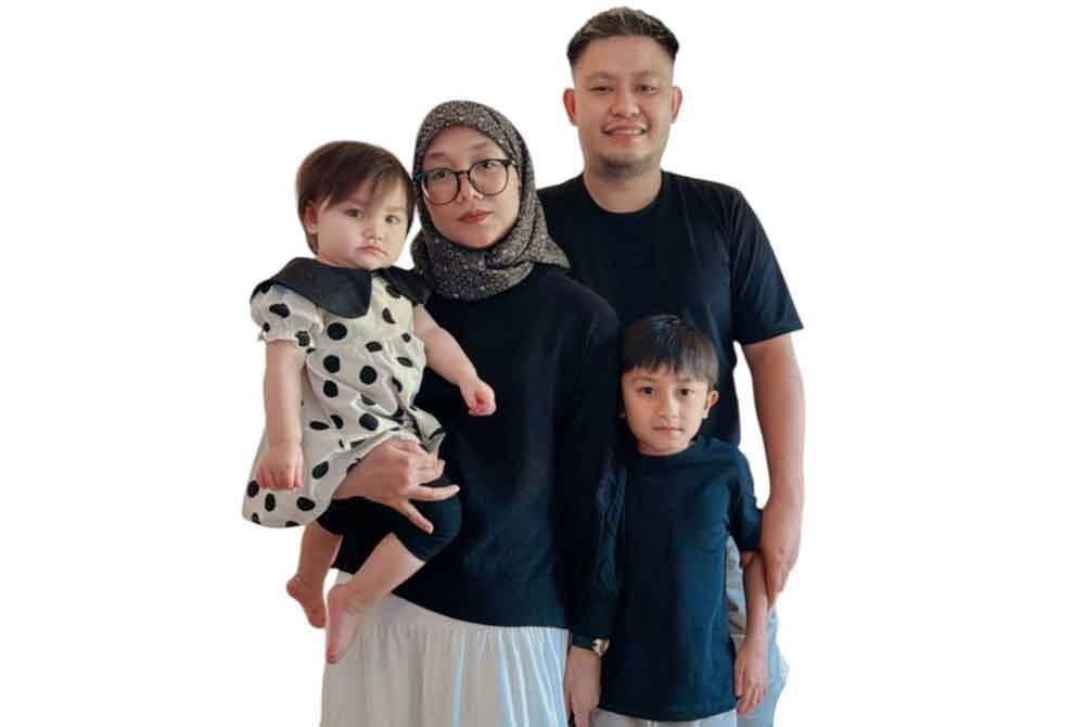 Nurul Amirah bergambar sekeluarga bersama suami dan dua anaknya.