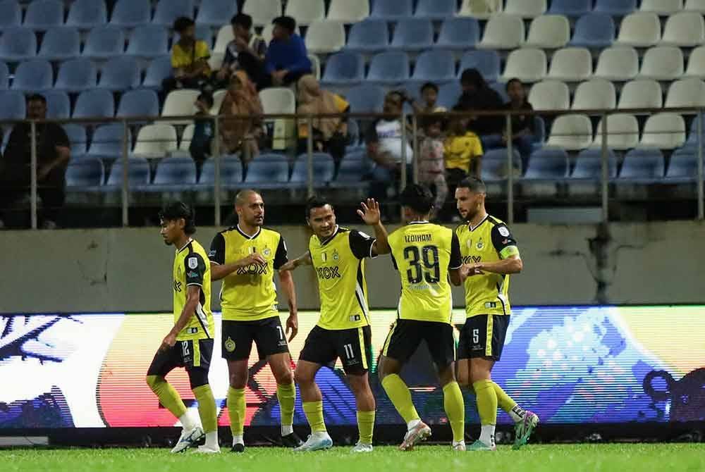 Pemain pasukan Perak FC meraikan jaringan gol ketiga ketika menentang Kelantan Darul Naim FC pada saingan Liga Super Malaysia 2024/2025 di Stadium Majlis Perbandaran Manjung.