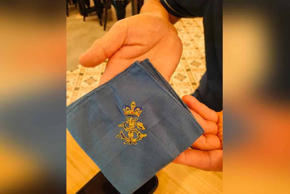 Sapu tangan mempunyai logo lambang peribadi Sultan Ibrahim yang diberikan kepada Ghazali.