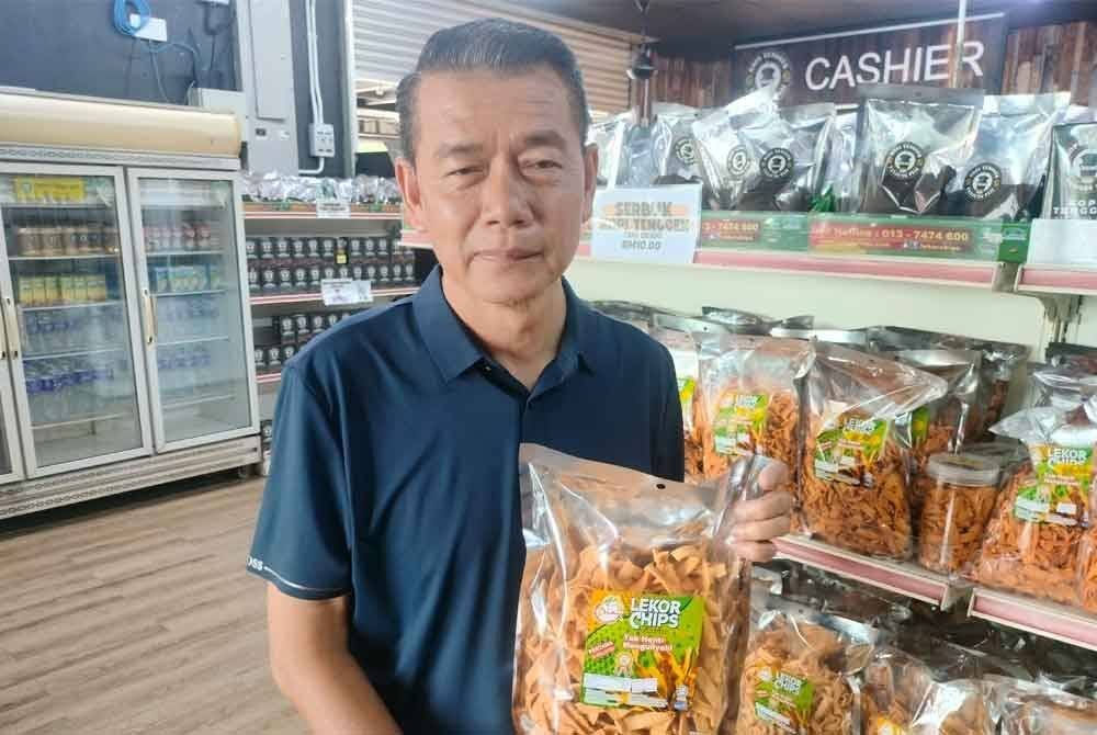 Ghazali menunjukkan keropok lekor 'chips' keluaran perusahaannya di Serkat, Tanjung Piai yang menjadi pilihan Sultan Ibrahim.