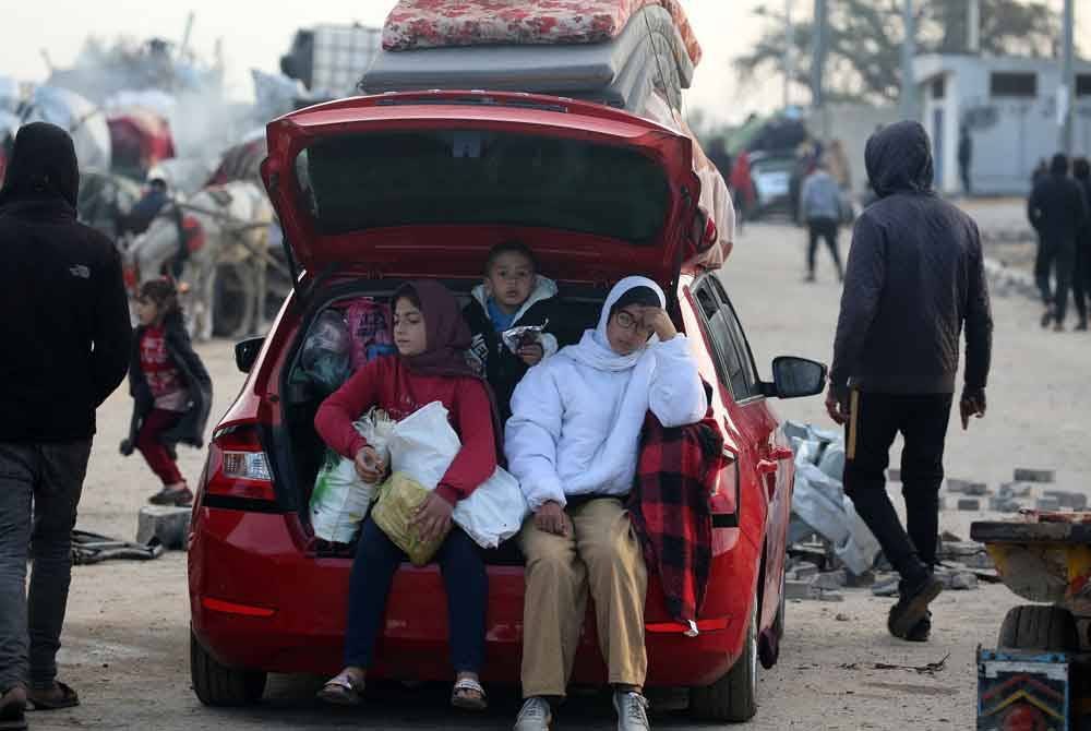 Sebahagian keluarga terpaksa berlindung di kereta masing-masing.