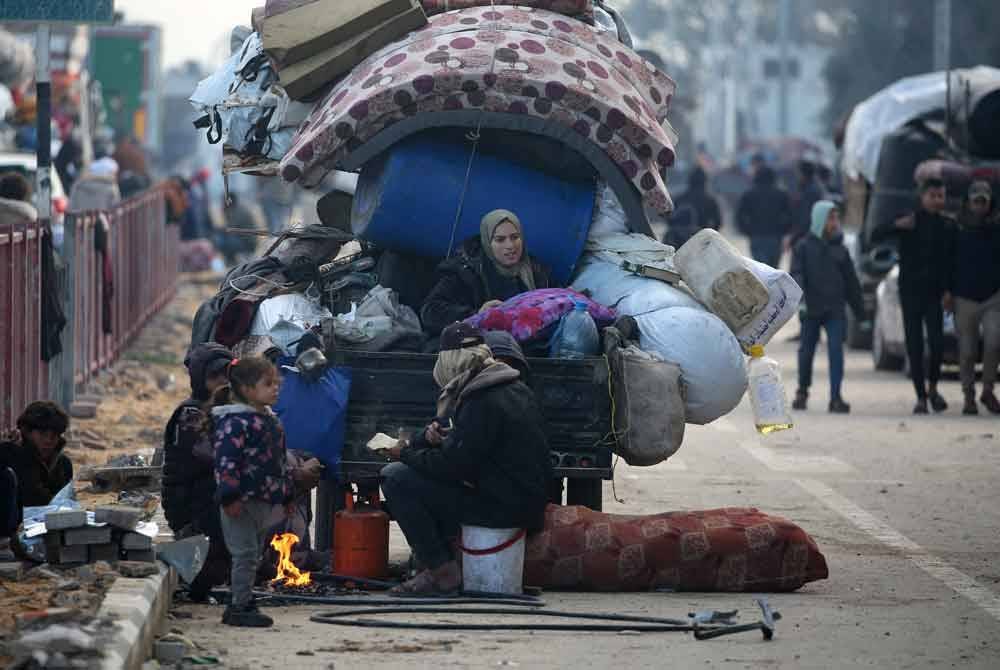 Kebanyakan keluarga Palestin terpaksa membuat unggun api di tepi jalan di tengah-tengah cuaca sejuk yang masih mencengkam wilayah itu.