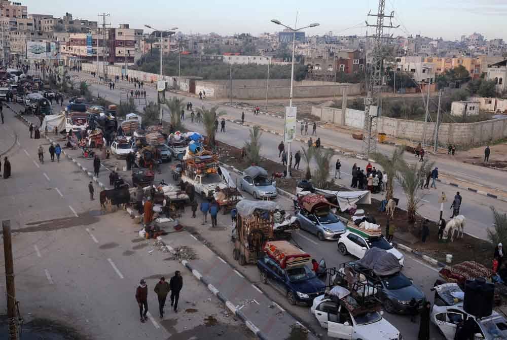 Kenderaan milik penduduk Palestin yang menunggu kebenaran untuk kembali ke utara Gaza.