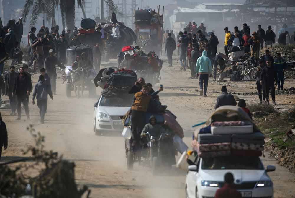 Penduduk Palestin beramai-ramai menuju ke Bandar Gaza selepas melintasi Koridor Netzarim pada Isnin. Foto AFP