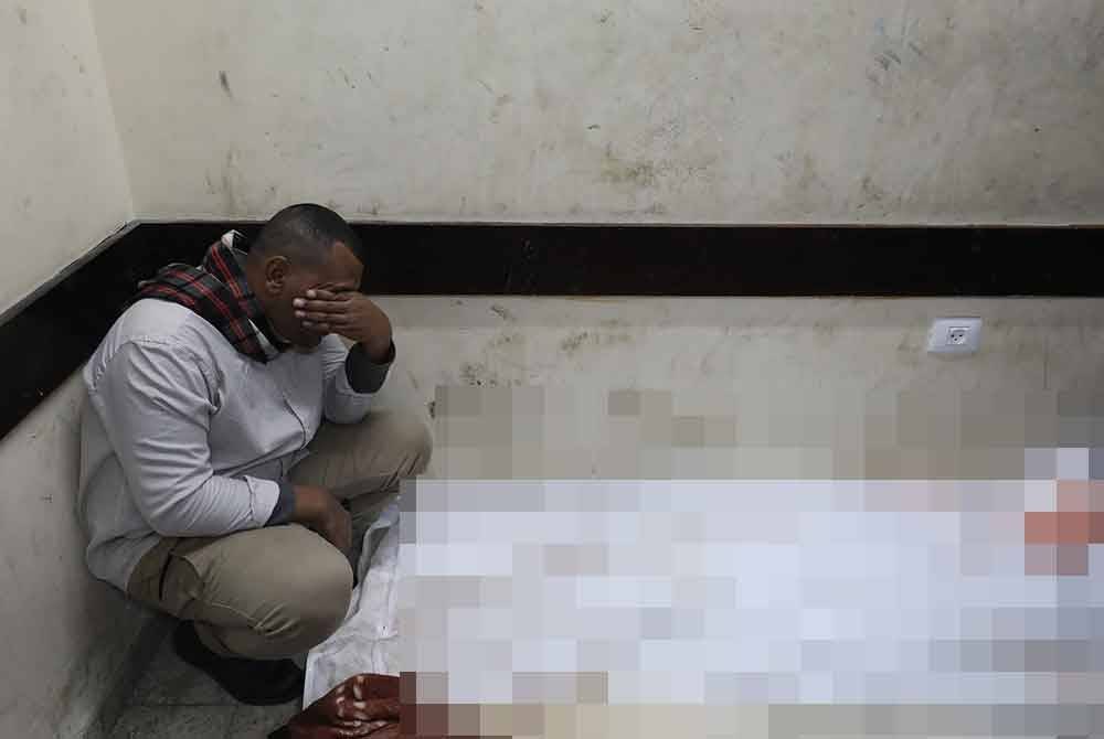 Pemandu jentolak yang cuba mengalihkan kenderaan yang terperangkap di Al-Nuseirat, terkorban selepas diserang tentera udara Israel.