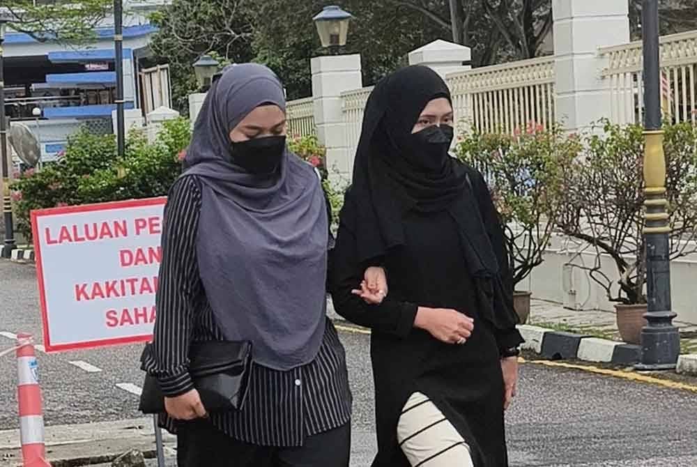Ismanira (kiri) hadir ke Mahkamah Sesyen Petaling Jaya pada Selasa bagi sebutan kes mengabai Zayn Rayyan, Disember 2023 lalu.