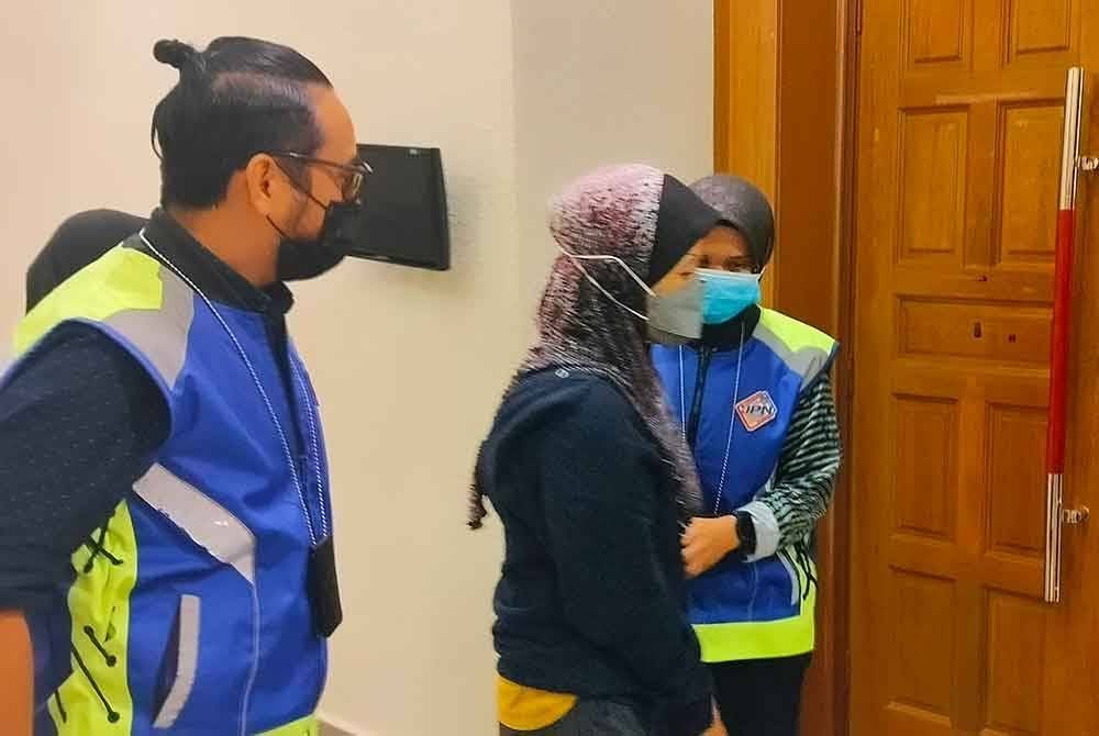 Tertuduh (tengah) didakwa di Mahkamah Majistret Kuantan pada Selasa.