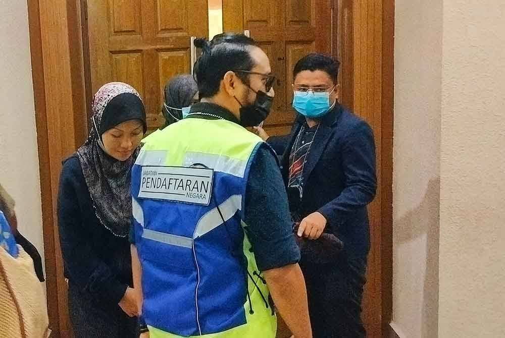 Tertuduh (kiri) didakwa di Mahkamah Majistret Kuantan pada Selasa.