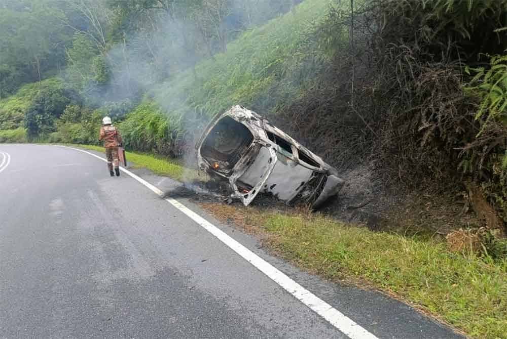 Setiba di lokasi bomba mendapati sebuah kereta jenis Toyota Yaris telah terbakar sepenuhnya. FOTO: JBPM
