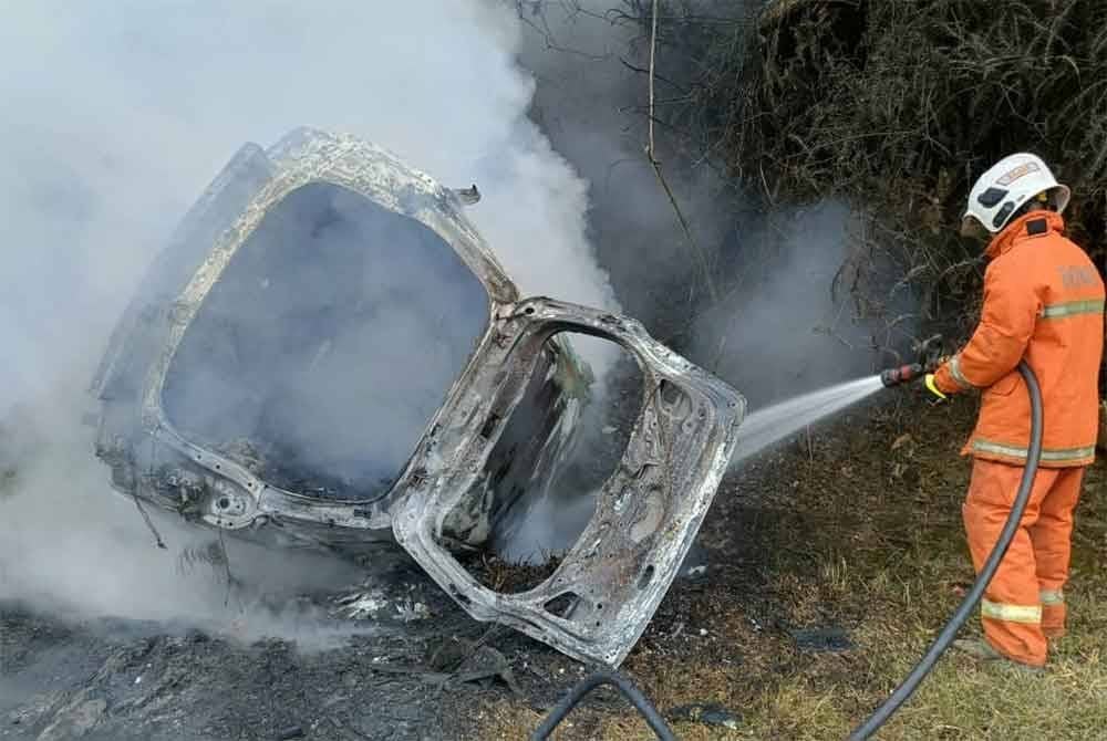 Empat individu nyaris maut selepas kereta dinaiki mereka terbabas dan terbakar dalam kejadian di Lebuhraya Timur Barat, Jeli pada Selasa. FOTO: JBPM