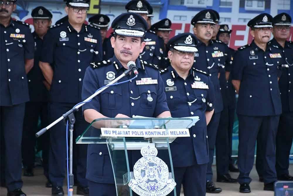 Md Nazri (tengah) ketika berucap pada Majlis Apresiasi PDRM Melaka di IPK Melaka di Bukit Beruang, di sini, pada Selasa.