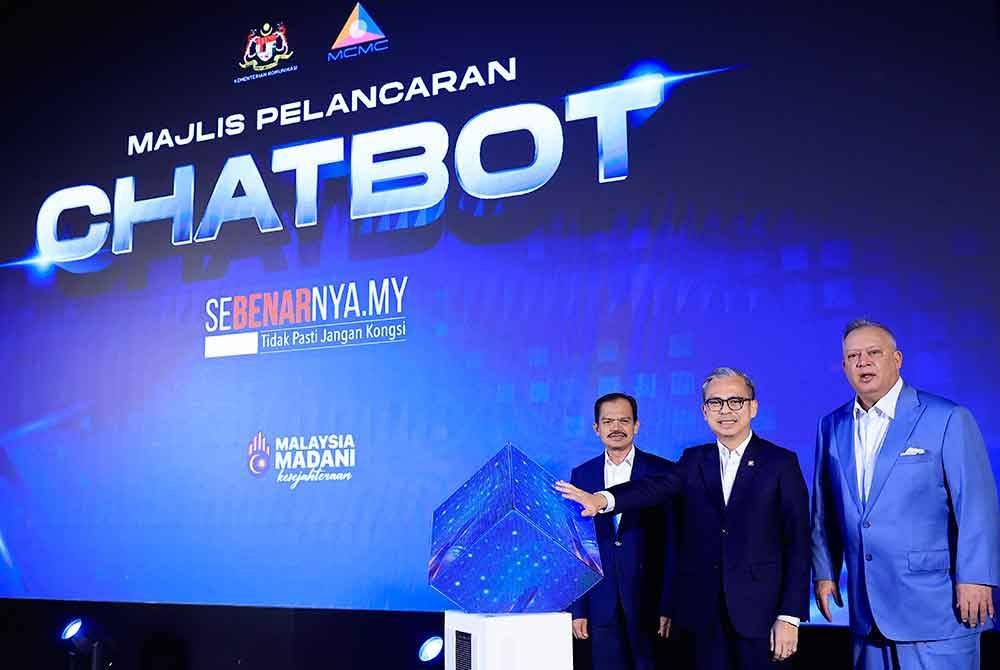 Fahmi (tengah) melancarkan Chatbot SEBENARNYA.MY hari ini. - Foto: Bernama