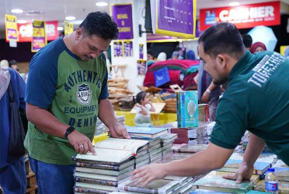 Pengunjung melihat naskhah al-Quran yang dijual di Jualan Gudang Karangkraf 2025.