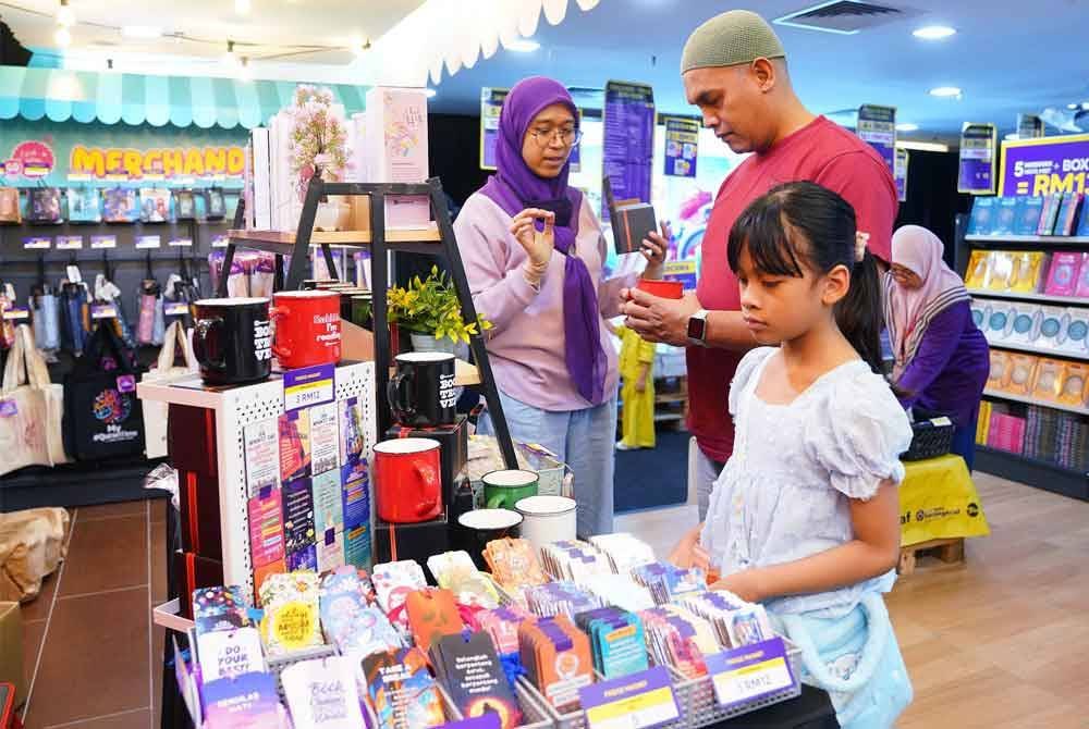 Pengunjung teruja melihat buku-buku pada Jualan Gudang Karangkraf 2025.