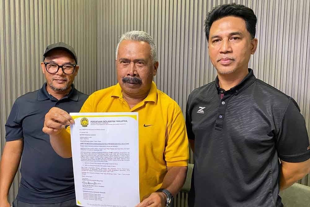 Arif (tengah) dan Alias (kanan) serta Azmi menunjukkan surat daripada FAM. FOTO: SINAR HARIAN