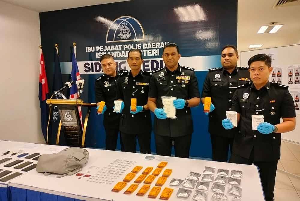 Kumarasan (tengah) ketika sidang akhbar di Ibu Pejabat Polis Daerah (IPD) Iskandar Puteri pada Selasa.