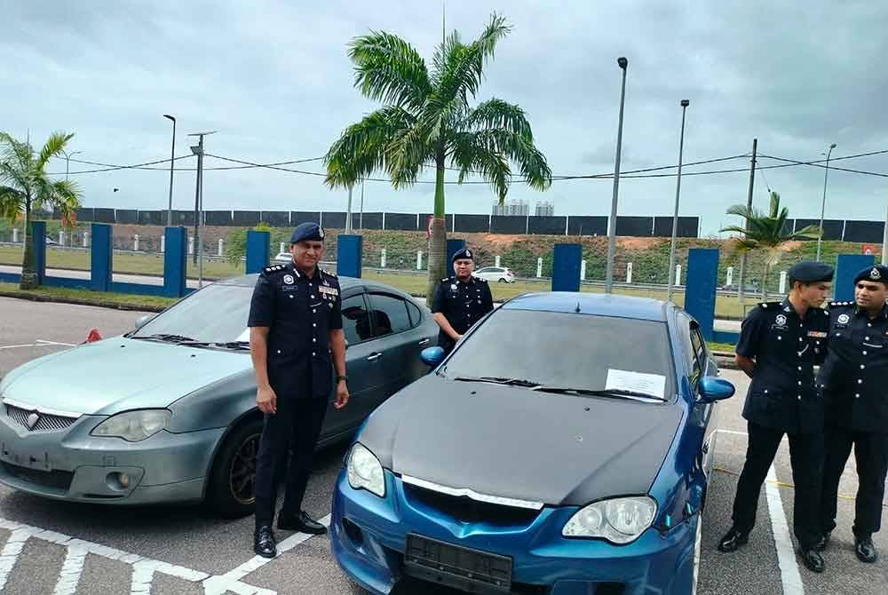 Kumarasan (tengah) menunjukkan kereta yang dirampas dalam sidang akhbar di IPD Iskandar Puteri pada Selasa.
