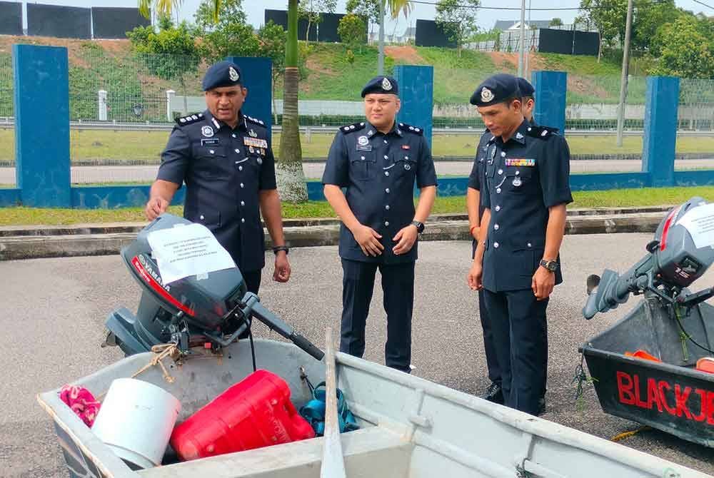 Kumarasan (kiri) menunjukkan bot fiber yang dirampas dalam sidang akhbar di IPD Iskandar Puteri pada Selasa.