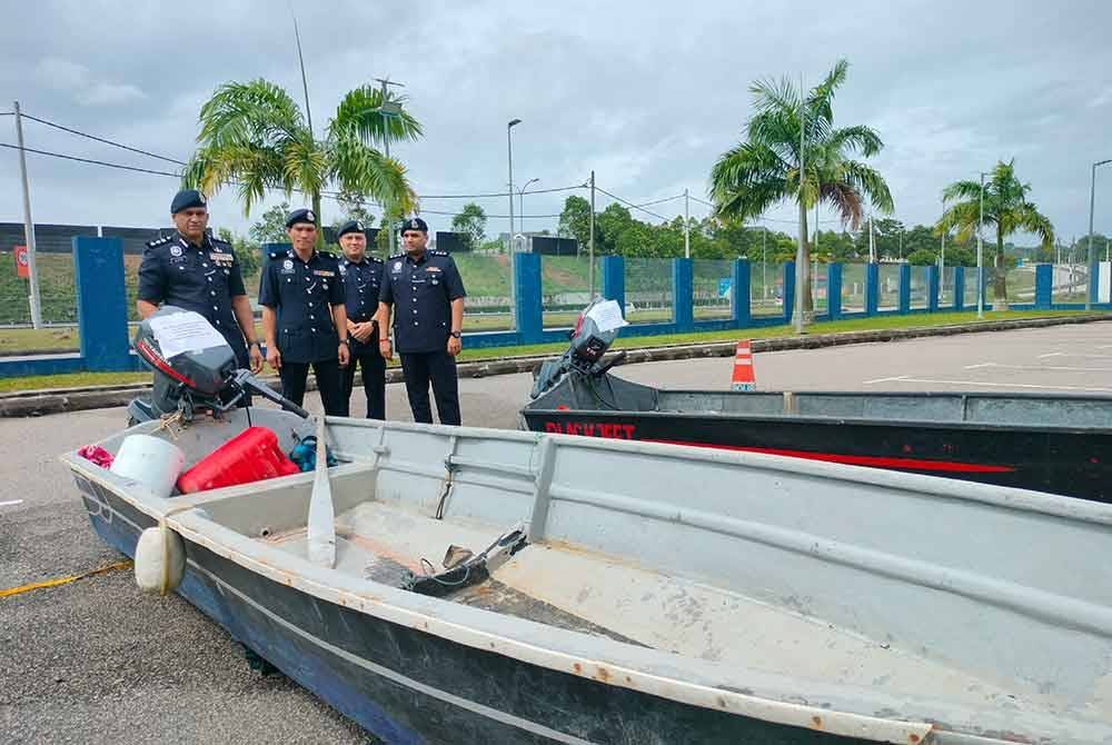 Kumarasan (kiri) menunjukkan bot fiber yang dirampas dalam sidang akhbar di IPD Iskandar Puteri pada Selasa.