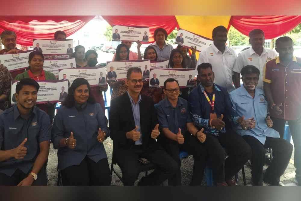 Papparaidu (duduk tiga dari kiri) bergambar bersama penerima semasa Majlis Penyerahan Bantuan Peralatan Usahawan India Selangor (I-Seed) di Wisma KOHIJRAH di sini pada Selasa.