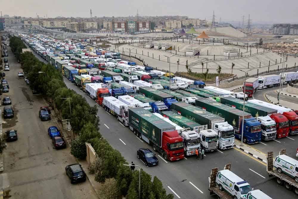 Trak yang merupakan sebahagian daripada konvoi bantuan kemanusiaan yang membawa penghantaran ke Palestin di Semenanjung Gaza. Foto AFP