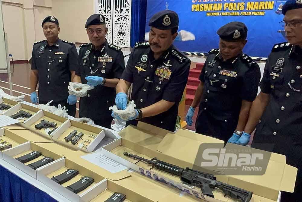 Selain senjata api, polis turut merampas 801 peluru dari empat suspek tersebut.